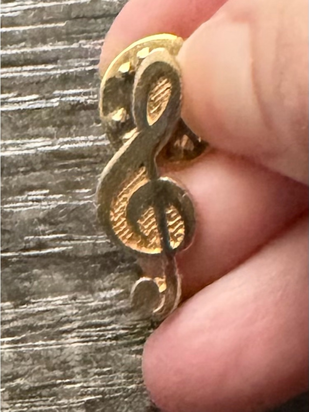 Small G clef gold pin brooch